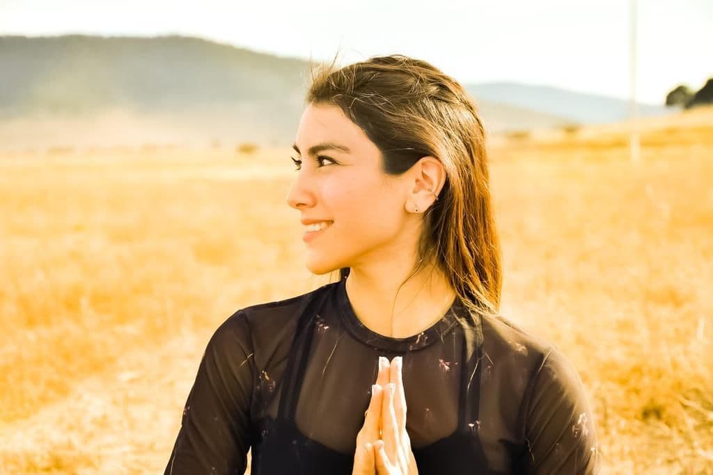 Brianda en una práctica profunda de yoga.